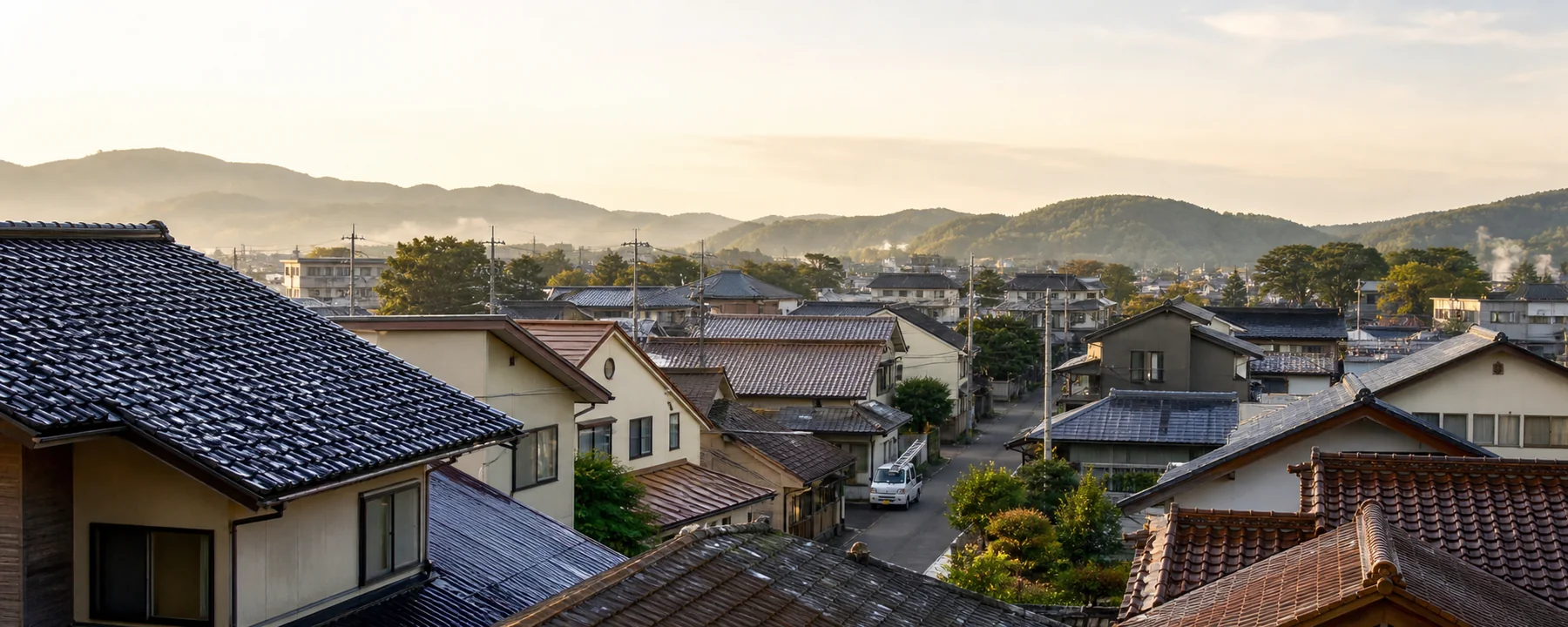 地域に広がる瓦屋根と金属屋根の街並み